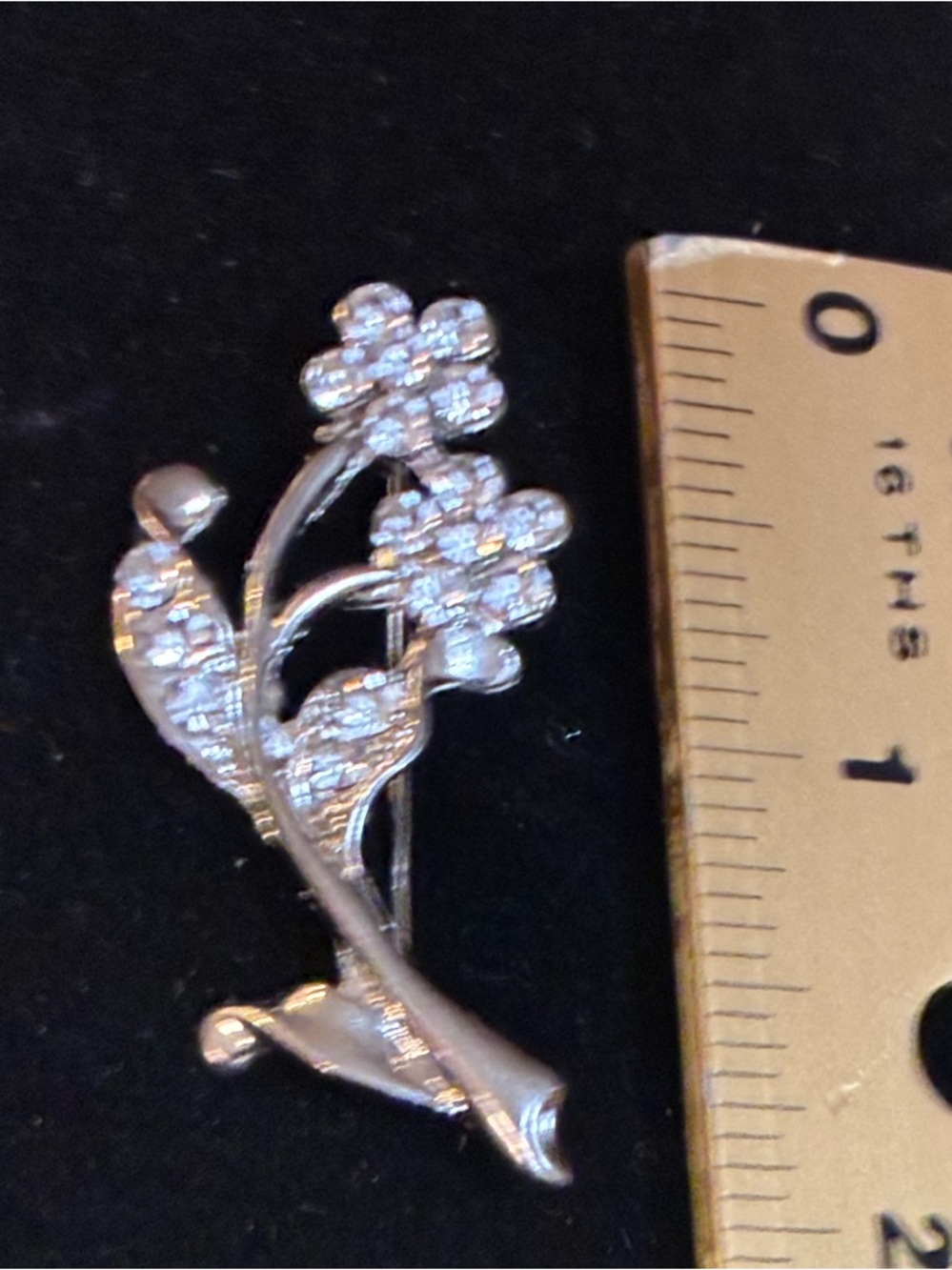 VINTAGE EUC FLOWER BROOCH SILVER TONE W/ RHINESTONES - Picture 4 of 6